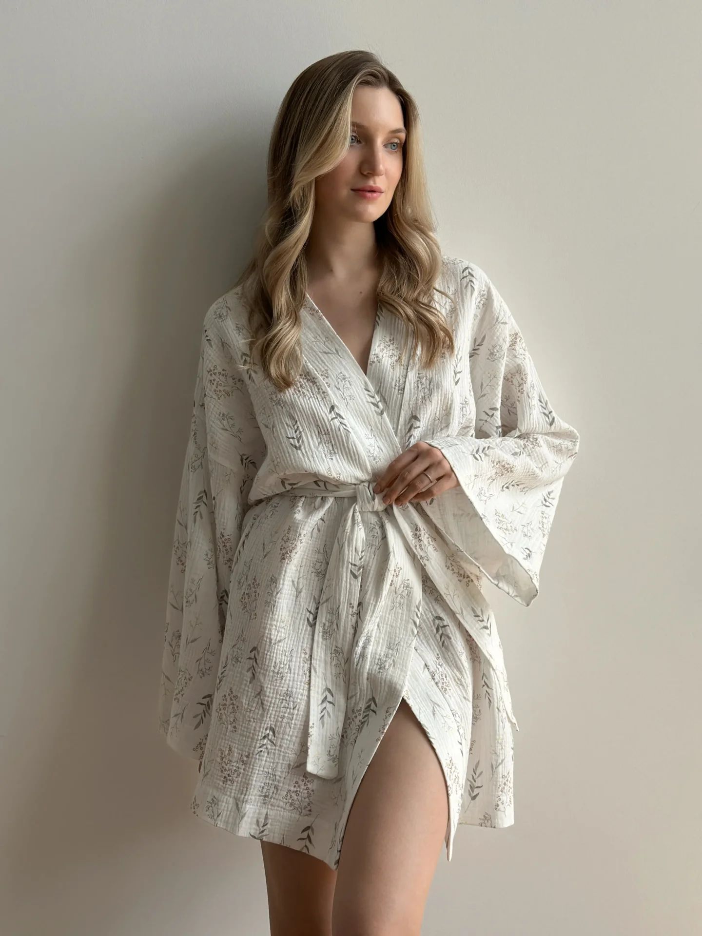Szlafrok kimono muślinowy kwiaty polne na białym tle